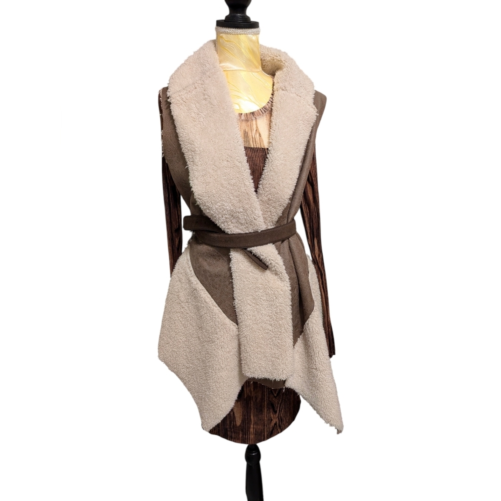 NWT TEMPO Paris Faux Leather Cream and Tan Women's Sherpa Vest. M/L